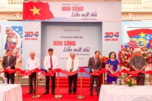 Trưng bày gần 150 tài liệu, hiện vật về chuyên đề "Non sông liền một dải"