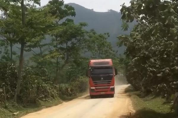 Yên Bái: Xe tải ben “đổi hướng” lao thẳng về phía người dân quay clip