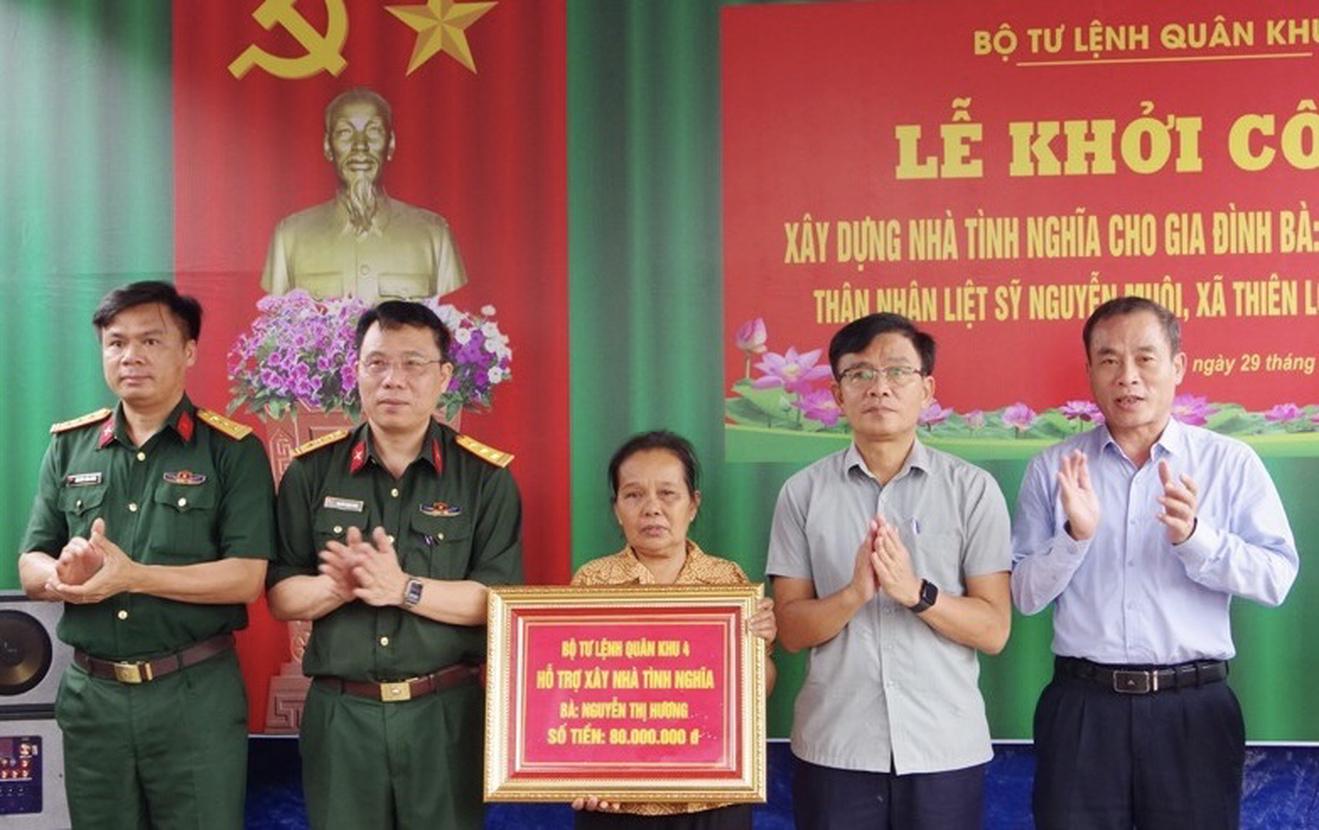 Đại diện Bộ Tư lệnh Quân khu 4 trao biểu trưng cho gia đình liệt sĩ. Ảnh: BHT