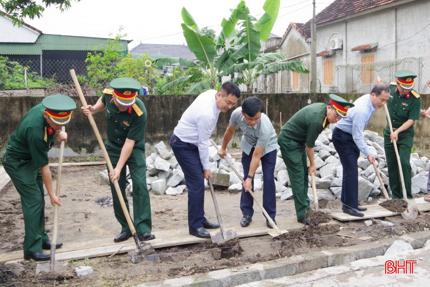 Các đại biểu tham gia lễ động thổ. Ảnh: BHT