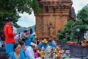 Lễ cúng đầu năm mới của đồng bào Chăm ở Tháp Bà Pô Nagar