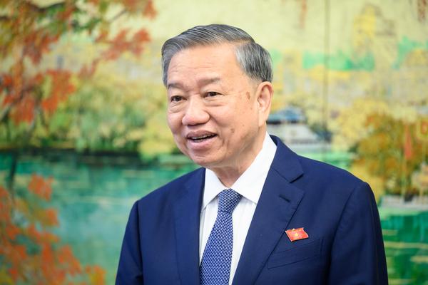 Bác vẫn cùng chúng cháu hành quân