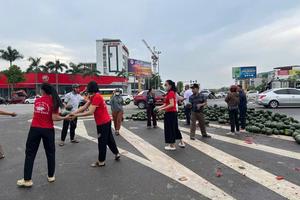 Nghệ An: Người dân thu gom dưa hấu hỗ trợ tài xế gặp nạn