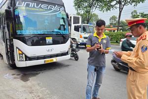 TPHCM: Nhiều tài xế bị xử phạt khi CSGT trích xuất dữ liệu giám sát hành trình