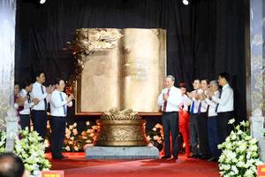 Tổng Bí thư Tô Lâm tặng tác phẩm điêu khắc ánh sáng “Việt Nam - những trang sử vàng” cho Nghệ An