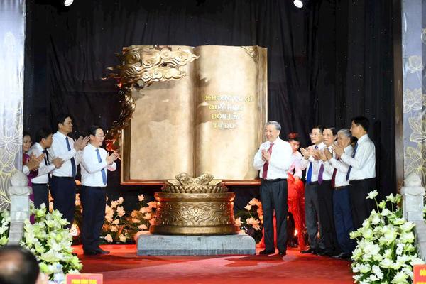 Tổng Bí thư Tô Lâm tặng tác phẩm điêu khắc ánh sáng “Việt Nam - những trang sử vàng” cho Nghệ An