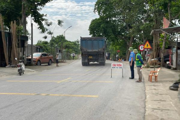 Thanh tra Sở Xây dựng Hà Tĩnh: Phân luồng, điều tiết đảm bảo an toàn giao thông cho công tác kiểm định cầu Chợ Giấy