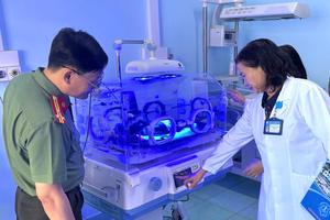 Công an tỉnh Đắk Nông phối hợp trao tặng thiết bị y tế cho Bệnh viện Đa khoa tỉnh