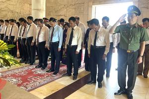 Đoàn đại biểu tỉnh Cao Bằng dâng hương, dâng hoa Đền thờ Chủ tịch Hồ Chí Minh