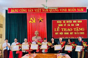 Ninh Bình: Trao tặng Huy hiệu Đảng đợt 19/5 cho 1.211 đảng viên
