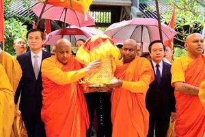 Linh thiêng giây phút khai mở xá lợi Đức Phật Thích ca Mâu ni tại chùa Bái Đính