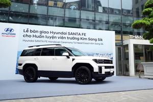 Hyundai Thành Công Việt Nam bàn giao xe Santa Fe cho HLV Kim Sang-sik