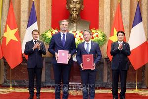 Việt Nam - Pháp trao văn kiện hợp tác quan trọng