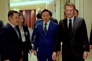 Tổng thống Pháp Emmanuel Macron làm việc với Phó Thủ tướng Trần Hồng Hà về lĩnh vực năng lượng