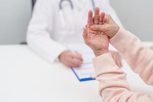 Đừng xem nhẹ dấu hiệu run tay: Nhận biết sớm Parkinson để giữ gìn chất lượng cuộc sống