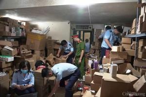 Hà Nội: Phát hiện kho nước hoa nghi giả mạo nhãn hiệu tại phố Hàng Giấy