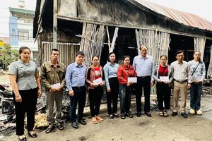 Lãnh đạo tỉnh Cao Bằng thăm, hỗ trợ các tiểu thương bị thiệt hại trong vụ cháy chợ Đông Khê