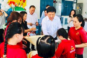 Bí thư Tỉnh ủy Quảng Nam thăm, tặng quà trẻ em khuyết tật tại Điện Bàn