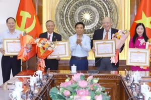 Trao tặng Huy hiệu Đảng cho các đồng chí lãnh đạo và nguyên lãnh đạo tỉnh Thanh Hóa