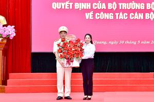 Phó Giám đốc Công an tỉnh Tuyên Quang nhận quyết định nghỉ công tác