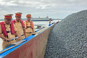 An Giang ra quân kiểm tra phương tiện bơm hút, vận chuyển cát sỏi