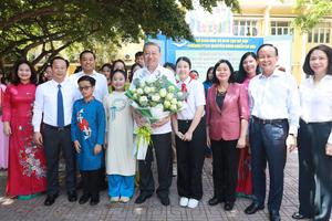 Tổng Bí thư thăm 2 ngôi trường đặc biệt của Thủ đô