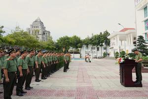 Phòng Tham mưu Công an tỉnh Bình Thuận vinh dự đón nhận Cờ thi đua của Chính phủ