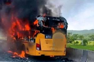 Thanh Hoá: Xe khách giường nằm 45 chỗ cháy rụi trên cao tốc Mai Sơn - Quốc lộ 45