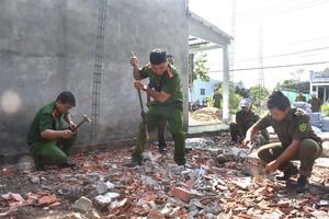 Bộ Công an: Hỗ trợ xóa 700 căn nhà tạm, nhà dột nát tại Bạc Liêu