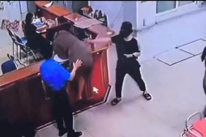 Tỉnh Nghệ An yêu cầu Công an làm rõ vụ người dân tát vào mặt điều dưỡng viên phải nhập viện