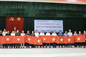 Thanh Hoá trao 2.000 lá cờ tổ quốc cho ngư dân bám biển