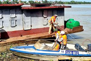 Ra quân tổng kiểm soát phương tiện bơm, hút và vận chuyển cát, sỏi trên đường thuỷ