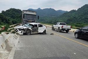 Thanh Hoá: Xe ô tô con va chạm với 2 xe ô tô tải khiến 1 người tử vong tại chỗ