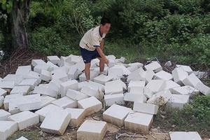 Ninh Thuận: Truy tìm đối tượng đổ thải hàng trăm viên nén màu trắng