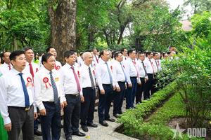 Đoàn đại biểu người làm báo tiêu biểu báo công dâng Bác