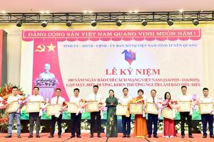 Báo Thanh tra nhận Bằng khen của tỉnh Tuyên Quang