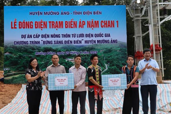 Nhân dân 2 bản vùng cao Điện Biên phấn khởi đón điện lưới quốc gia