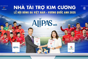 Alipas “bản lĩnh nam giới” cùng huyền thoại Manchester Reds tỏa sáng tại Lễ hội Bóng đá 2025