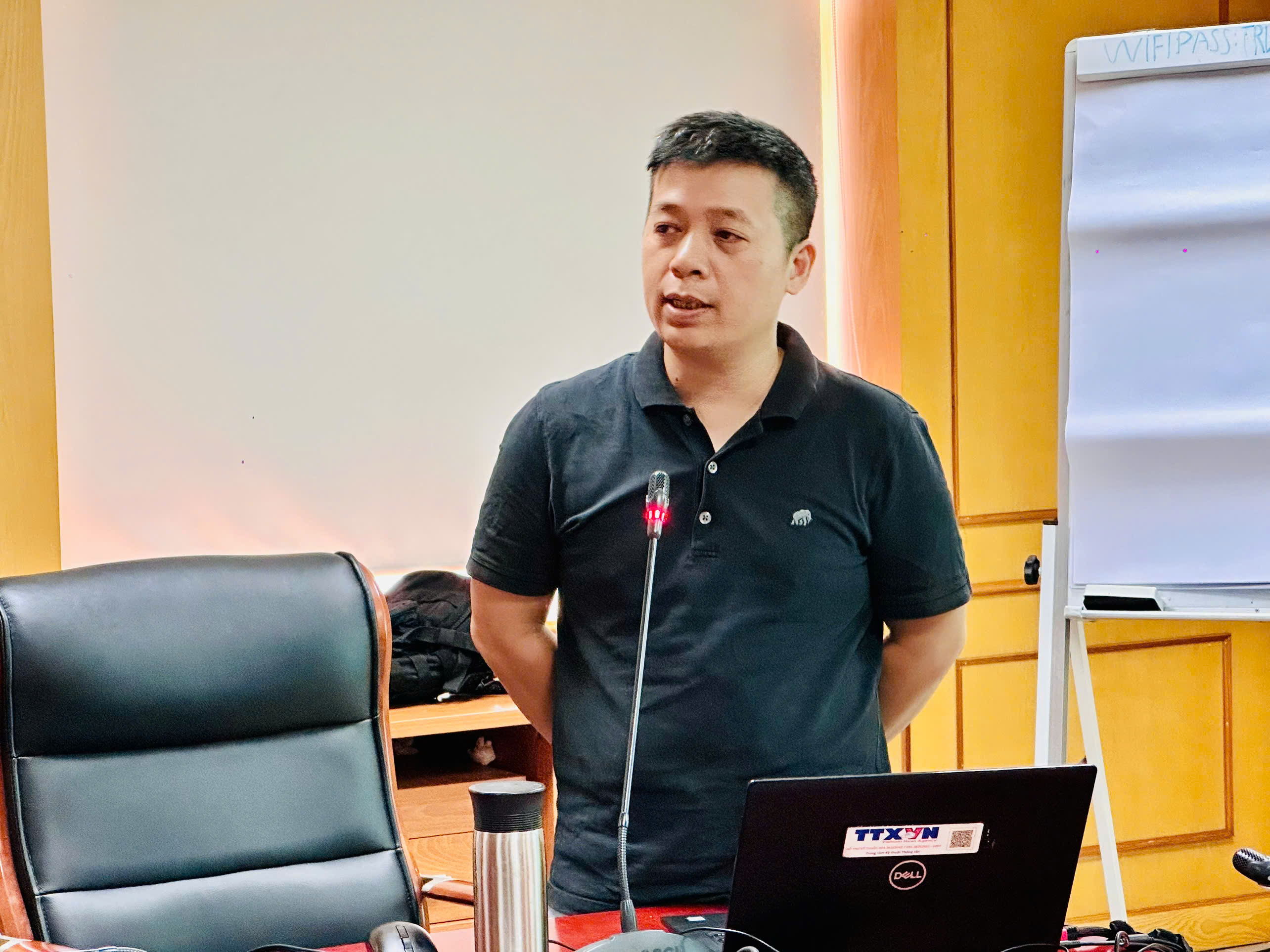 Ông Võ Hoàng Long, Phó Trưởng Phòng Biên tập, báo điện tử VietnamPlus giảng dạy tại khóa học. Ảnh: Ngọc Long 