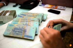 Giảm sâu hàng loạt phí, lệ phí hỗ trợ doanh nghiệp và người dân