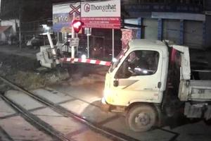 Hà Nội: Xử lý tài xế xe tải vượt đường ngang, đâm gãy barie