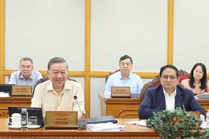 Bộ Chính trị: Khẩn trương sửa đổi, bổ sung quy định chế độ tiền lương, phụ cấp với cán bộ