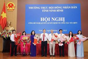 Thường trực HĐND tỉnh Ninh Bình công bố nghị quyết, quyết định về công tác cán bộ