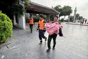 Kịp thời cứu sống nữ sinh nhảy cầu Vĩnh Tuy