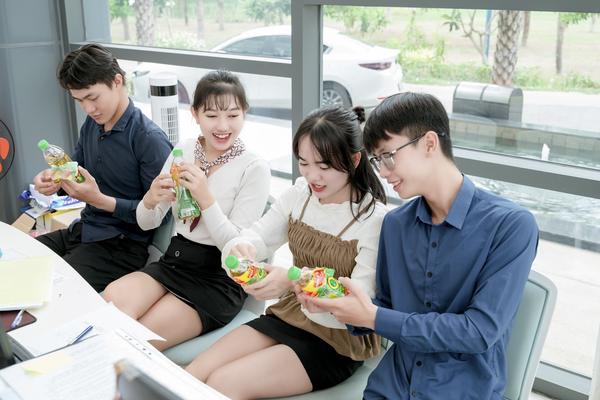 Người trẻ rủ nhau săn thưởng khủng cùng Trà Xanh Không Độ để có tiền du lịch, mua sắm