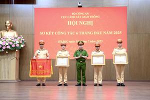 Lực lượng Cảnh sát giao thông không để ngắt quãng phục vụ người dân