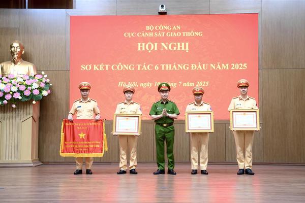 Lực lượng Cảnh sát giao thông không để ngắt quãng phục vụ người dân