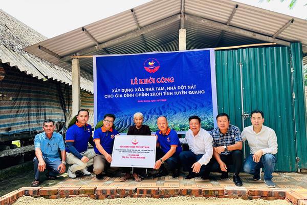 Hội Doanh nhân trẻ Việt Nam hỗ trợ tỉnh Tuyên Quang 500 triệu đồng xóa nhà tạm