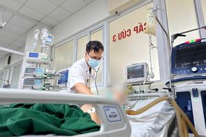 Tự ý tiêm thuốc chữa đau cổ vai gáy, người đàn ông bị liệt tứ chi