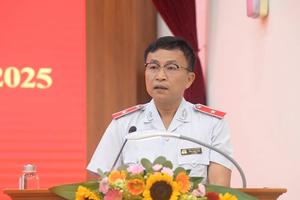 Bước chân lặng thầm phía sau thể chế